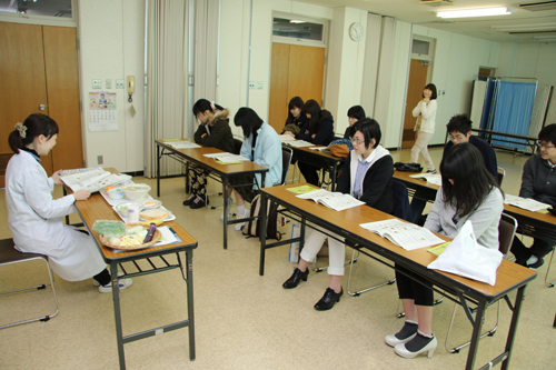 座学では栄養のバランスなどについて学ぶ