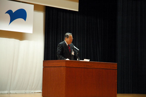 職員を前に訓示を述べる南野市長