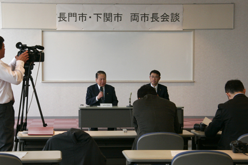 共同記者会見の様子