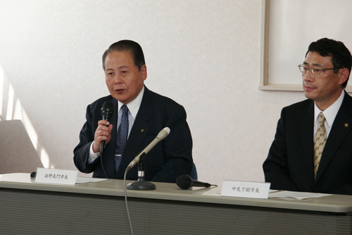 共同記者会見の様子