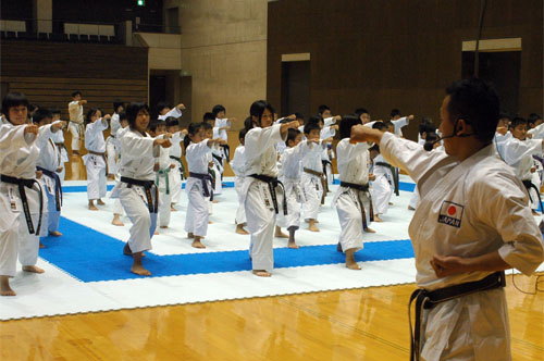 長谷川さんの指導で練習をする選手たち