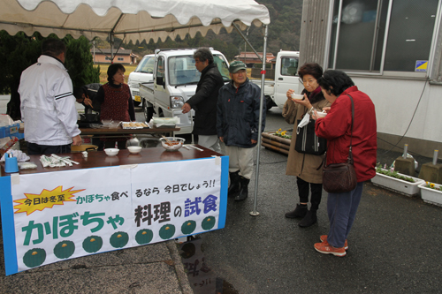 かぼちゃ料理の試食のようす