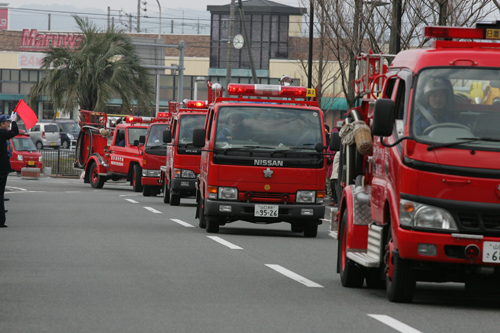 観閲行進では消防車両が続く