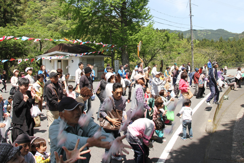 餅まきには多くの人が参加