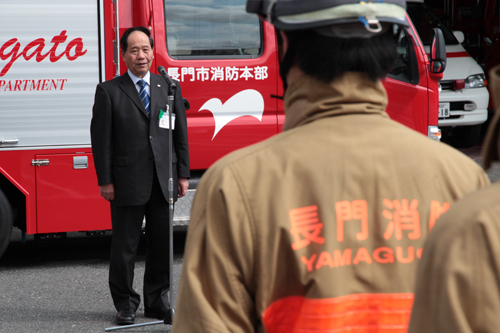 消防署員の前であいさつをする大西市長