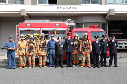 配備された車両の前で
