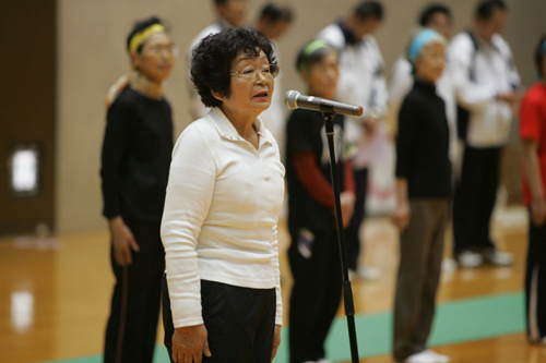 開会式であいさつする長井会長
