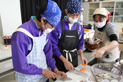 保護者も参加して一緒に料理