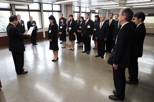 退職者辞令交付式のようす