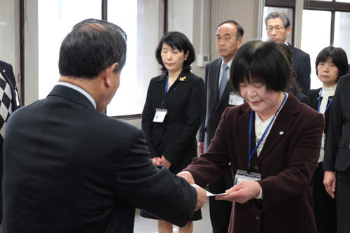 辞令が手渡される