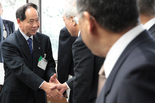 大西市長と握手を交わす退職者