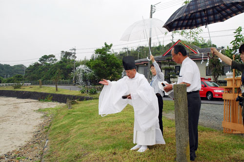 只の浜、海岸の厄を払う上田宮司と香月観光協会長