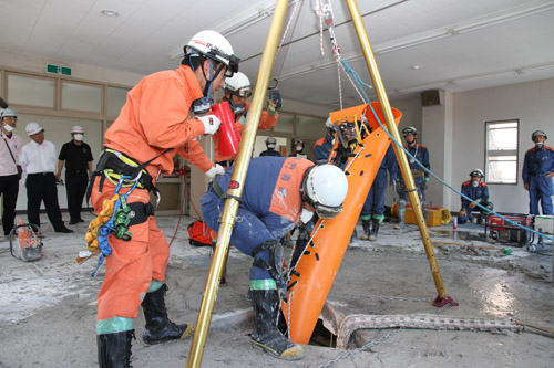 ストレッチャーに乗せられて救助される