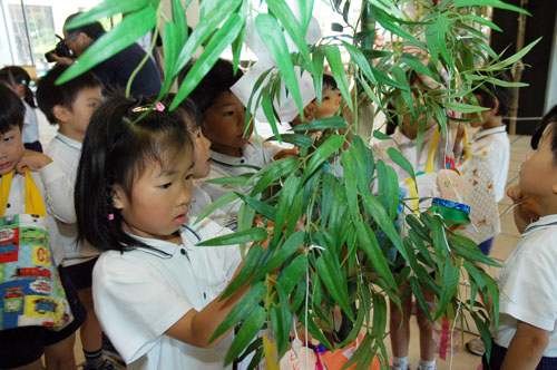 飾り付けをする園児（深川幼稚園）