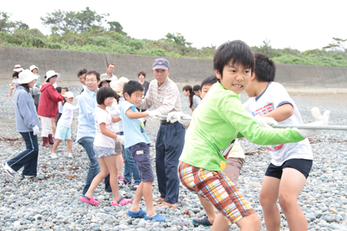 一生懸命ロープを引っ張る参加者