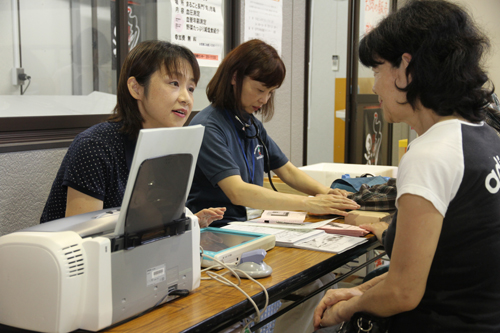 保健師に血圧測定しながら健康相談