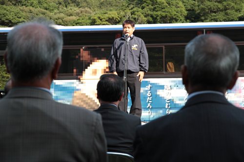壇上であいさつをする守田さん