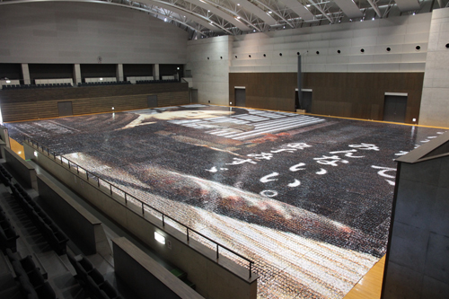 ルネッサながと「アリーナ」には、2009年度に達成したモザイクアートが再展示
