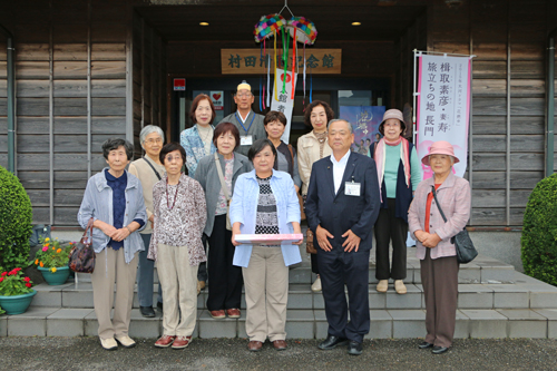 萩・長門地区の歴史探索で訪れたという日置むつみ学級の皆さん