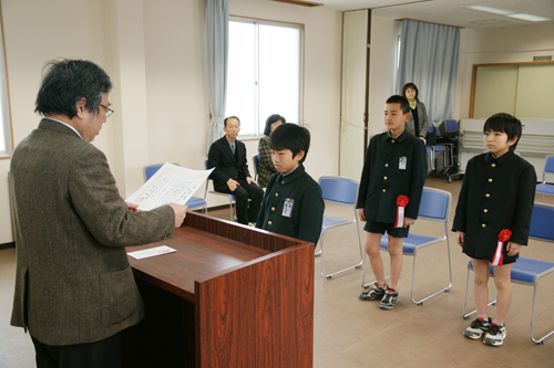 門前子ども会に表彰状が手渡される