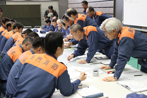 さまざまな状況の対応策を練る参加者