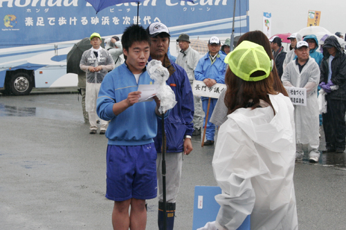 清掃活動への思いを語る中沢君