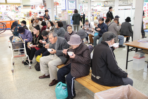 大勢の人が温かいくじら汁を味わった