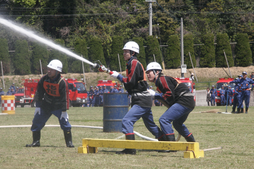 勢いよく水が飛び出すホースを扱うのは難しい