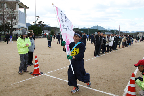 楫取素彦と妻寿展をアピールした県庁応援隊チーム