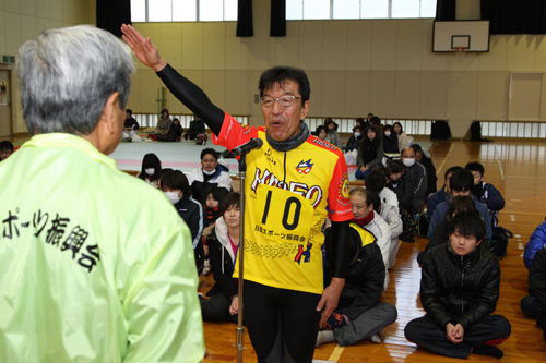 「なんぼえろうても（どんなにきつくても）走り抜くことを誓います」と長崎チームの石本治さんが選手宣誓