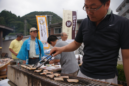 仙崎トロあじと長州黒かしわの無料試食は行列ができるほどの人気