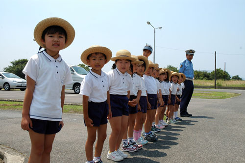 右を見て左を見てもう一度右を見て