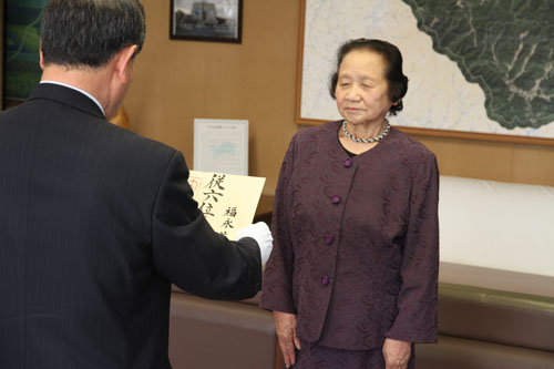 叙位が福永茂藏氏の妻幸子さんに贈られる