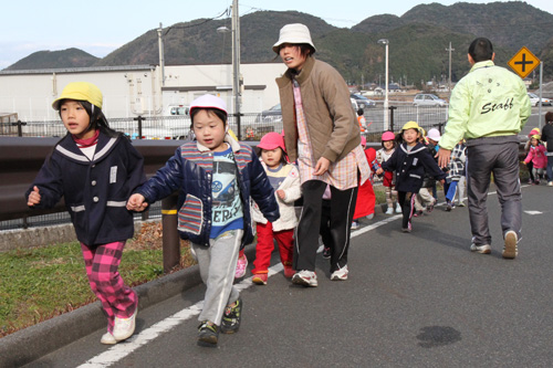 手をつないで避難する保育園児たち