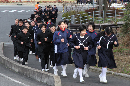 かけ足で避難する三隅中学校生徒