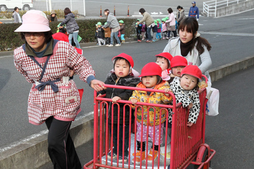 幼い子は台車で運んで避難しました