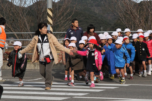 明倫小学校の児童たちの避難