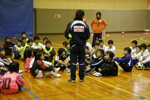 熱心に耳を傾ける子どもたち