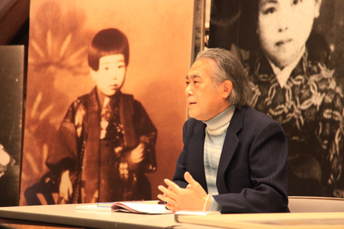 講演を行う矢崎館長