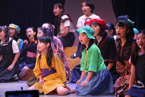 公募で集まった市内の小中学生、高校生計36人が出演