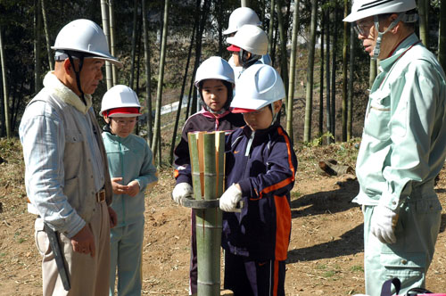 竹炭にするための竹割作業