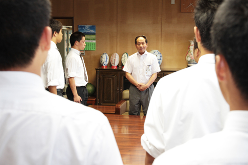 選手を激励する大西市長