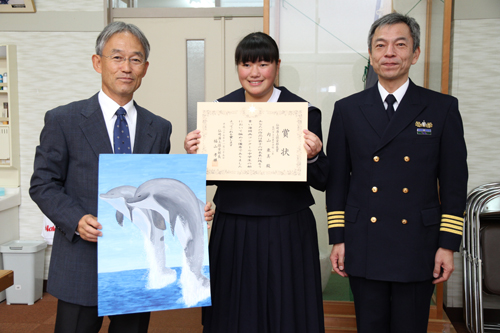仙崎海上保安部長賞を受賞した内山亜美さん（中央）