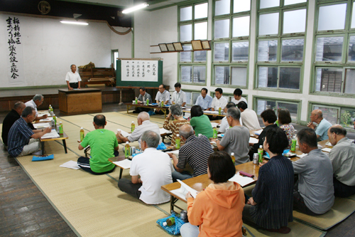 協議会であいさつをする板持4区の山根自治会長