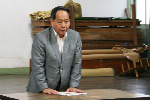 壇上であいさつをする大西市長