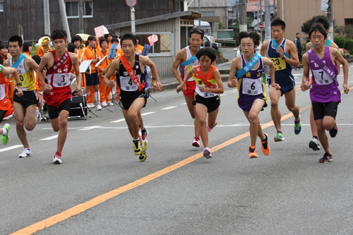 一斉にスタートする選手