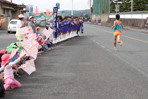 中学生に混じって保育園児も声援を送る