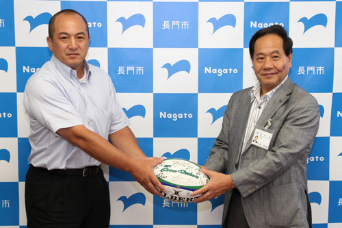 選手のサインボールを受け取る大西市長