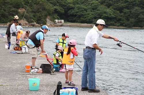 釣りを楽しむ参加者