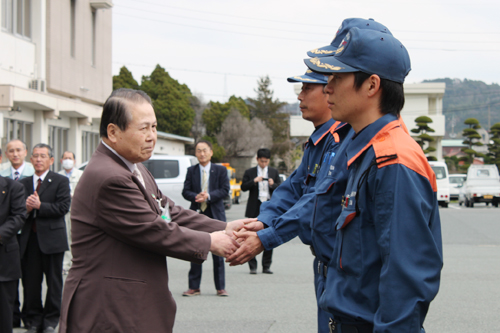 消防救急隊を握手で激励する南野市長